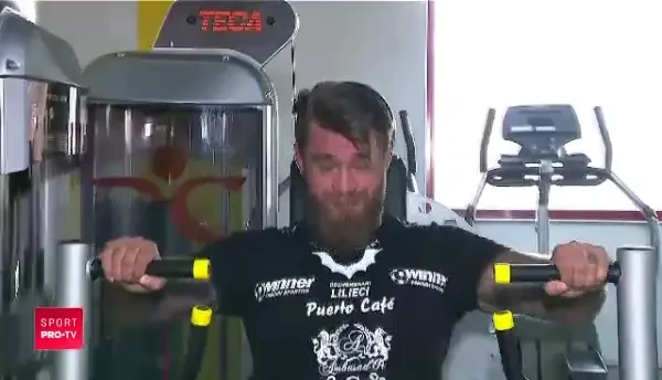 Romanul care s-a apucat de lupte la 31 de ani si a ajuns sa imparta knock-out-uri in toate partile!