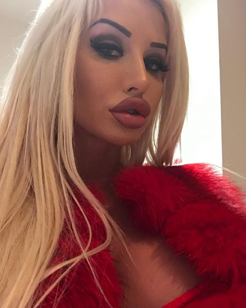 Femeia care l-a pus pe prietenul ei sa plateasca 65.000 euro ca sa arate ca Barbie. Apoi l-a parasit. FOTO_7