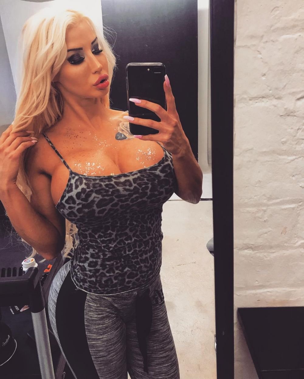 Femeia care l-a pus pe prietenul ei sa plateasca 65.000 euro ca sa arate ca Barbie. Apoi l-a parasit. FOTO_14