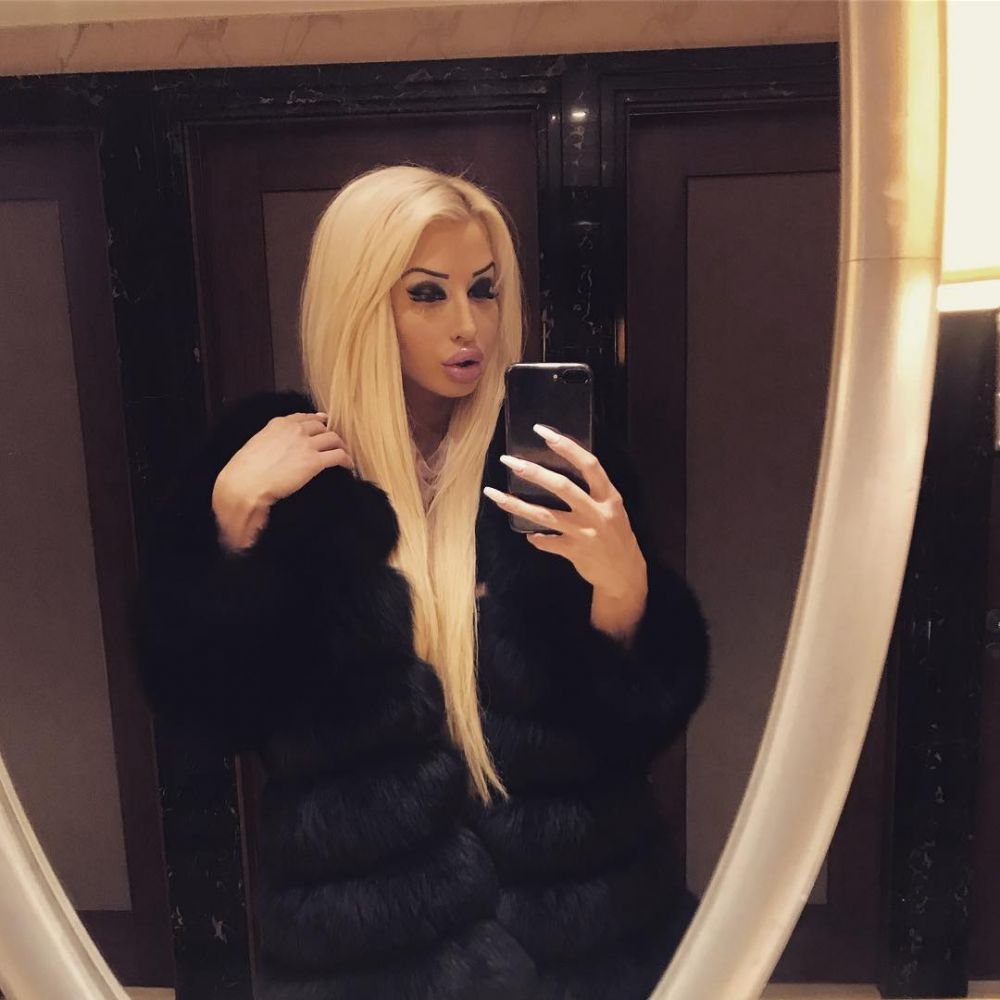 Femeia care l-a pus pe prietenul ei sa plateasca 65.000 euro ca sa arate ca Barbie. Apoi l-a parasit. FOTO_15