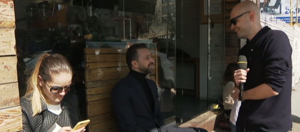 A iesit sa bea cafea si NIMENI nu l-a recunoscut! :)) O fata l-a cautat pe Google pe Sanmartean. Moment senzational