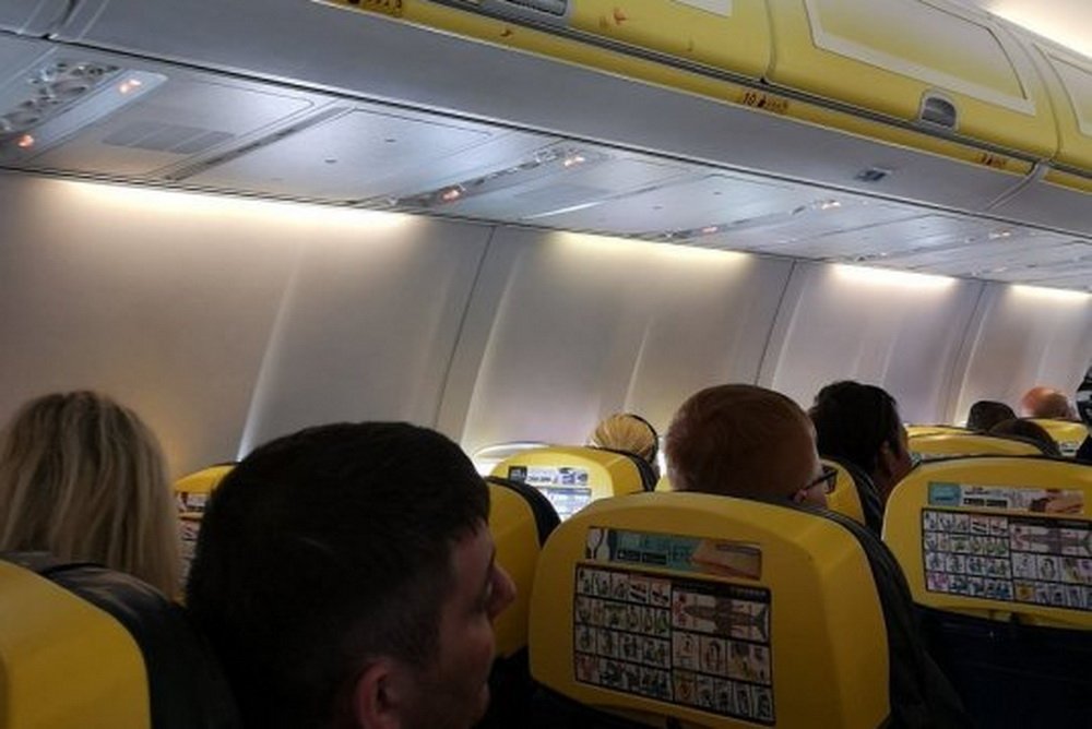 Ce au facut doi barbati in timpul unui zbor Ryanair. Politia i-a ARESTAT imediat cum au aterizat. VIDEO