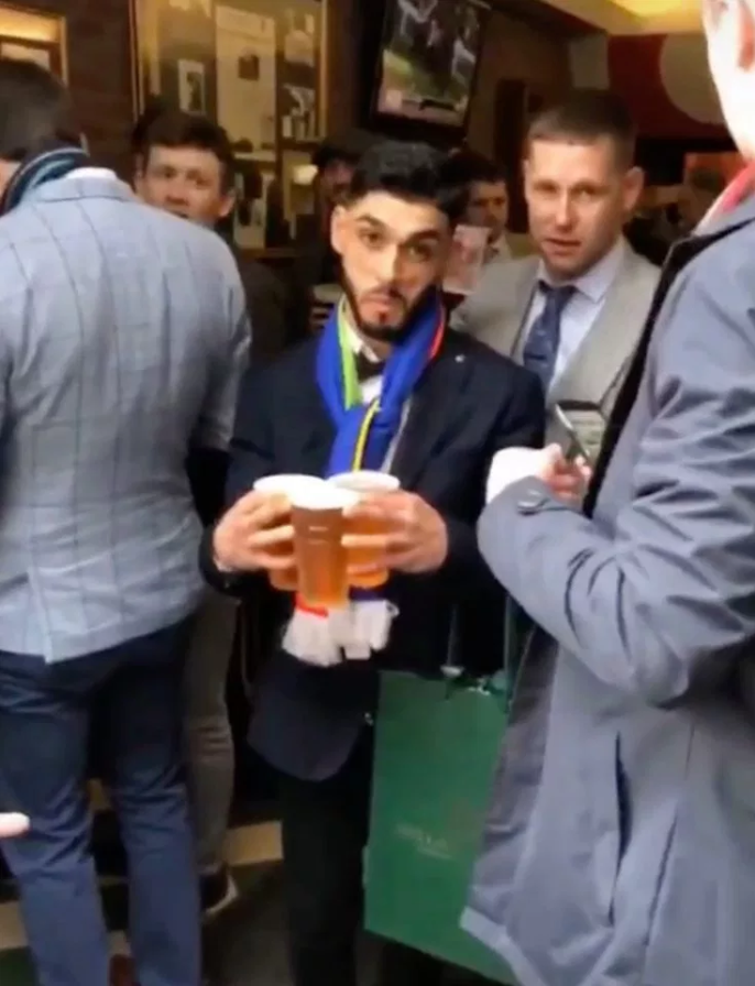 Milionarul englez care a angajat un roman ca sa-i fie sclav : Suport de tigari si haina, imi aduce bere. Angajatul saptamanii