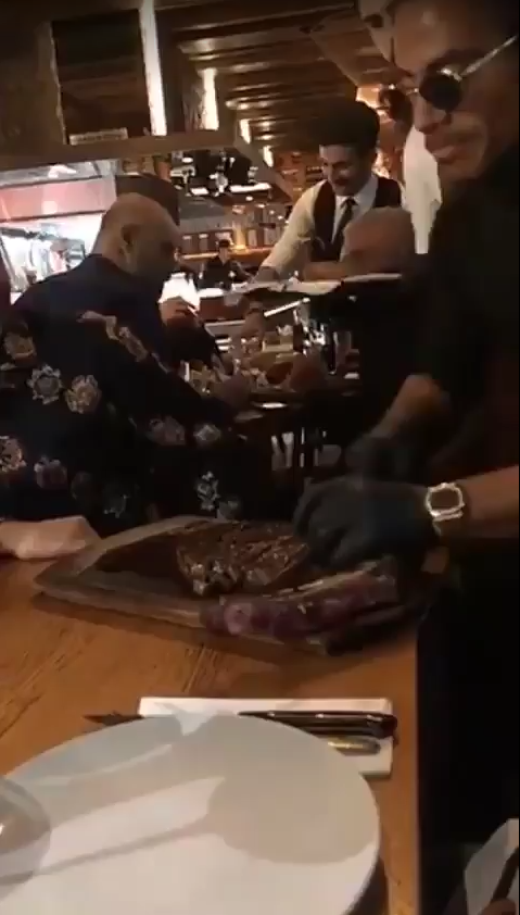 Mutu i-a dus pe Reghe si Anamaria la restaurantul lui Salt Bae din Dubai. Tinuta SOC pentru fostul antrenor al Stelei. FOTO_6