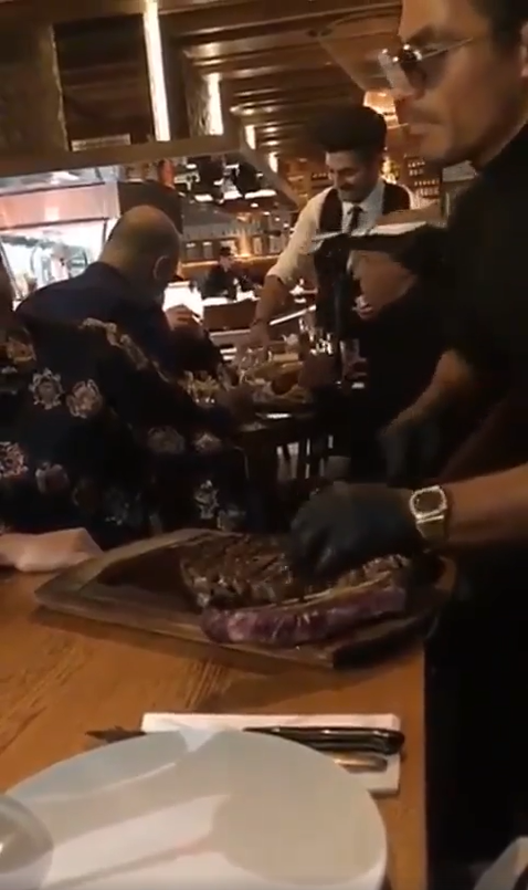 Mutu i-a dus pe Reghe si Anamaria la restaurantul lui Salt Bae din Dubai. Tinuta SOC pentru fostul antrenor al Stelei. FOTO_7