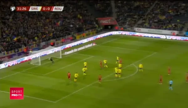Stanciu trage din lovitura libera, mingea se duce pe langa poarta suedezilor. VIDEO