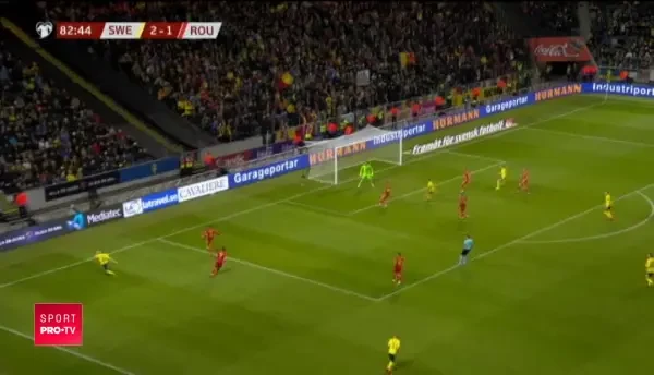 Ocazie mare a suedezilor, dar Tatarusanu se intinde superb si scoate o lovitura de cap a lui Quaison. VIDEO