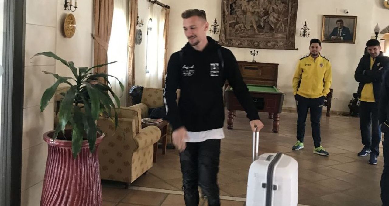 FOTO Ionut RADU a parasit cantonamentul nationalei U21. Ce masina i-a pus FRF la dispozitie: