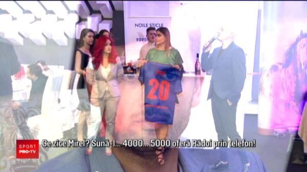 Licitatie pentru tricouri dupa meciul legendelor de la Steaua si Dinamo! Ce tricou a cumparat Mircea Lucescu :)