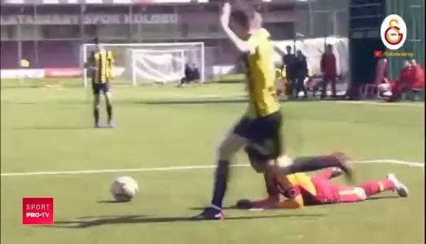 Gest RAR intalnit pe un stadion! Ce a decis capitanul echipei U14 a lui Galatasaray dupa ce a primit incorect penalty. VIDEO