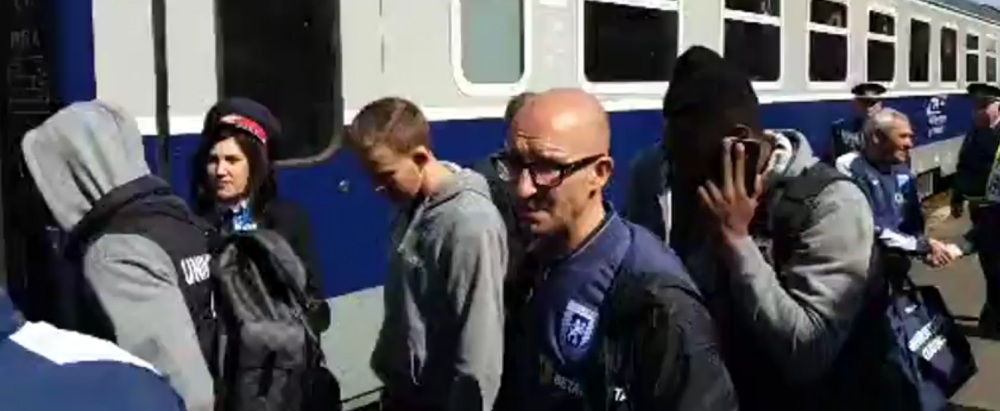 Jucatorii Craiovei au plecat cu trenul spre Bucuresti pentru SUPER DERBY-ul cu FCSB! Vagon special pentru olteni