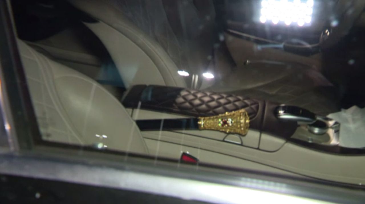 Becali a venit cu TOIAGUL DE AUR la meciul de pe National Arena! Cum arata noul accesoriu al patronului FCSB, purtat si de Mayweather si Snoop Dogg :))_1
