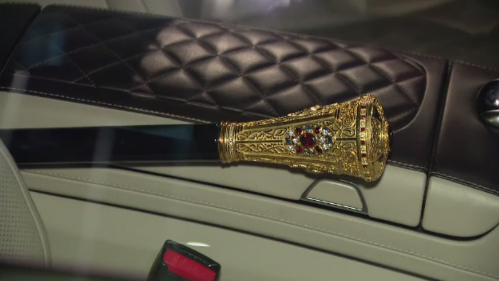 Becali a venit cu TOIAGUL DE AUR la meciul de pe National Arena! Cum arata noul accesoriu al patronului FCSB, purtat si de Mayweather si Snoop Dogg :))_2