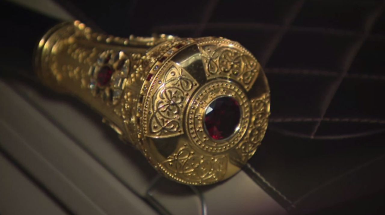 Becali a venit cu TOIAGUL DE AUR la meciul de pe National Arena! Cum arata noul accesoriu al patronului FCSB, purtat si de Mayweather si Snoop Dogg :))_4