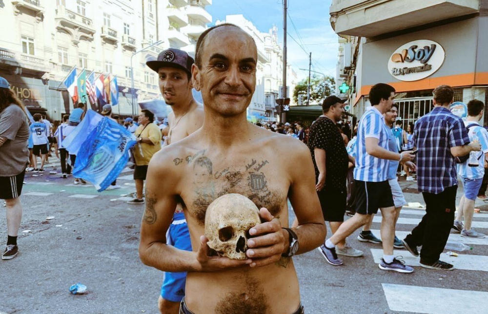 Pana la moarte si dincolo de ea! Imagine uluitoare in Argentina, la sarbatoarea de titlu a lui Racing! Un suporter a venit cu un craniu la meci: E al bunicului meu