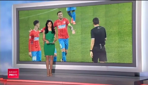 VIDEO | Risca sa fie BATUT de sotie! :) Un star din Premier League si-a pierdut verigheta in timpul meciului! Toata echipa a inceput sa o caute la final: ce s-a intamplat