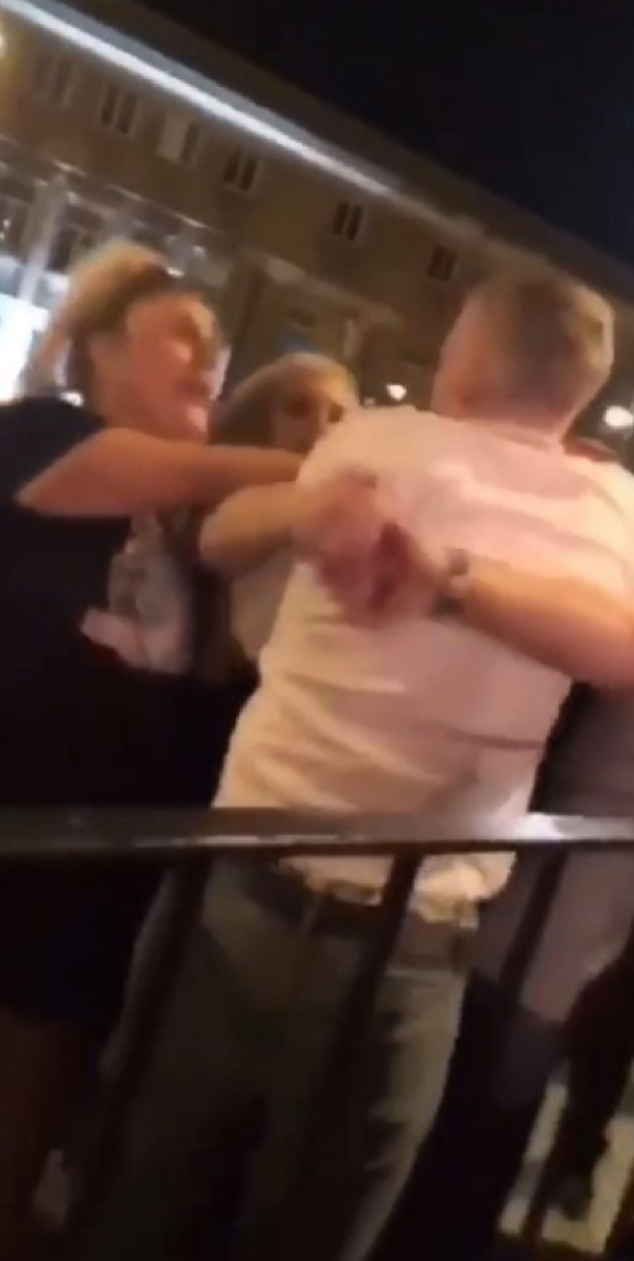 Portarul nationalei Angliei, BATAIE INCREDIBILA de strada! S-a ales cu un ochi vanat si e anchetat de politie. VIDEO_2