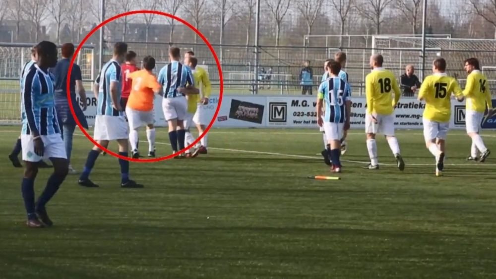 VIDEO | LOVITURA BRUTALA incasata de un jucator de la tusier! Fotbalistul a plecat cu ambulanta, arbitrul cu masina politiei