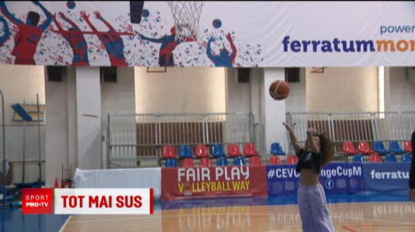 Are cu jumatate de metru mai putin decat baschetbalistii, dar s-a inscris la concursul de aruncat la cos! Ami a fost ajutata de uriasii de la Steaua: Imi aminteam cosul un pic mai jos!