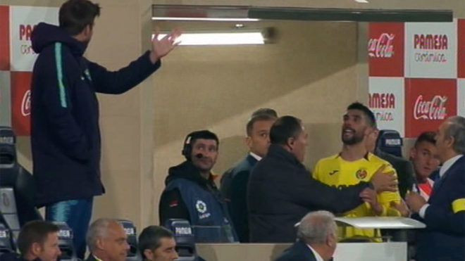 Pique, scandal cu un jucator de la Villarreal la meciul de aseara! Cei doi si-au adresat cuvinte grele in tribune, intr-un moment de tensiune: FOTO