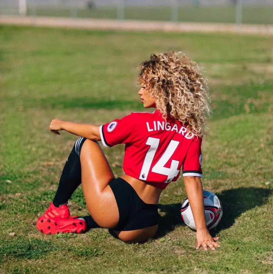 Cine este BOMBA SEXY inselata de un jucator de la Manchester United! 
