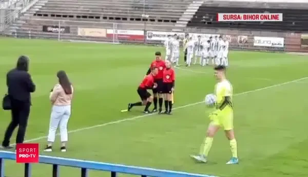 Moment special la un meci din Liga a 4-a! Arbitrul asistent si-a cerut iubita de sotie! Cum a reactionat! VIDEO