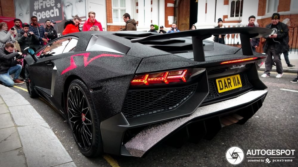 Cine e moldoveanca bomba sexy care a blocat o strada din Londra cu Lamborghiniul sau decorat cu 2 milioane de cristale Swarovski! VIDEO_2