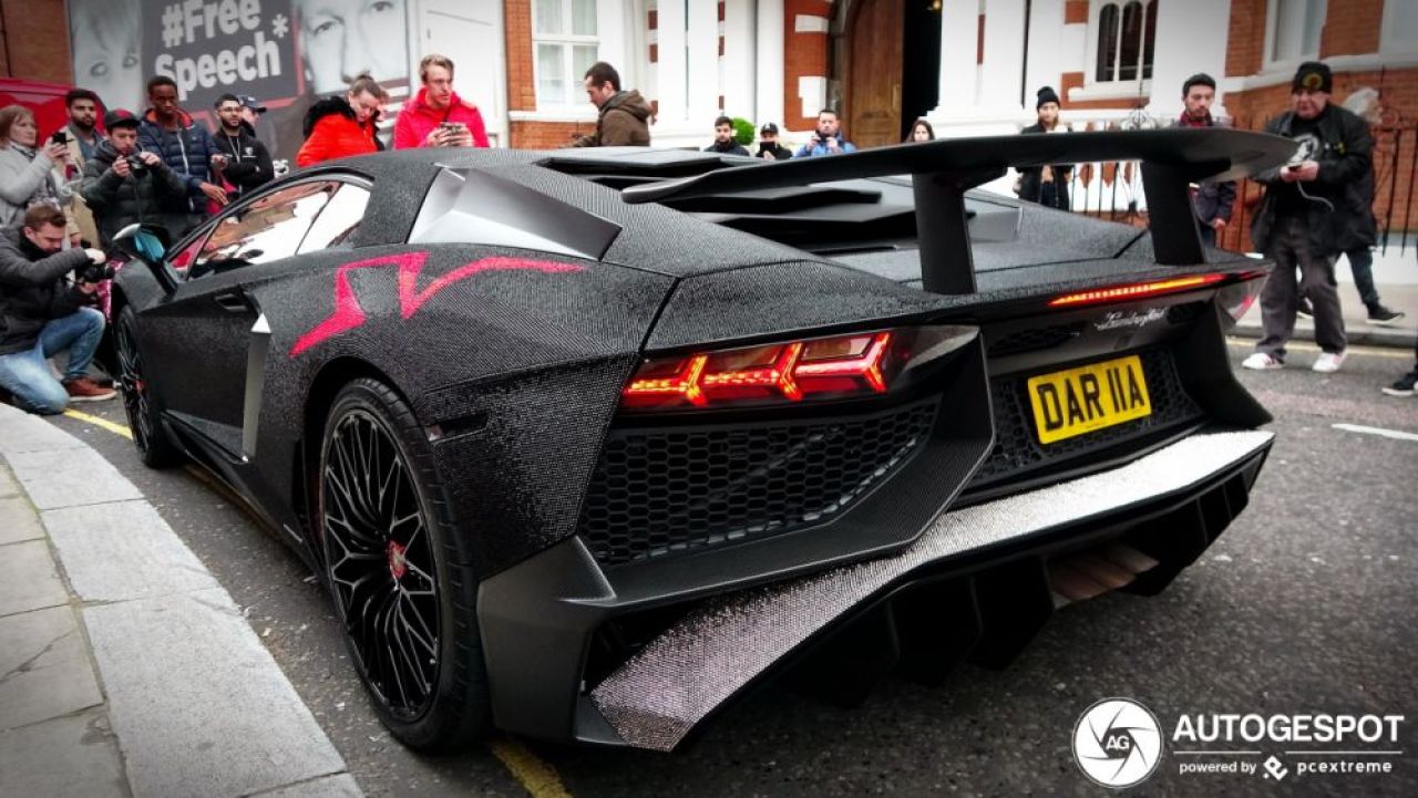 Cine e moldoveanca bomba sexy care a blocat o strada din Londra cu Lamborghiniul sau decorat cu 2 milioane de cristale Swarovski! VIDEO_2