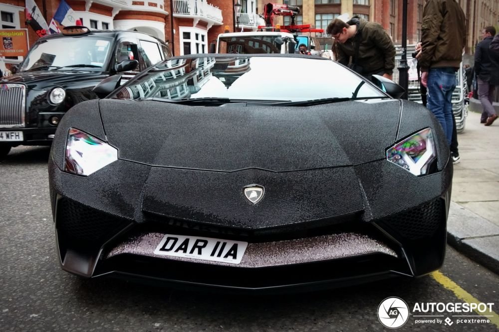 Cine e moldoveanca bomba sexy care a blocat o strada din Londra cu Lamborghiniul sau decorat cu 2 milioane de cristale Swarovski! VIDEO_7