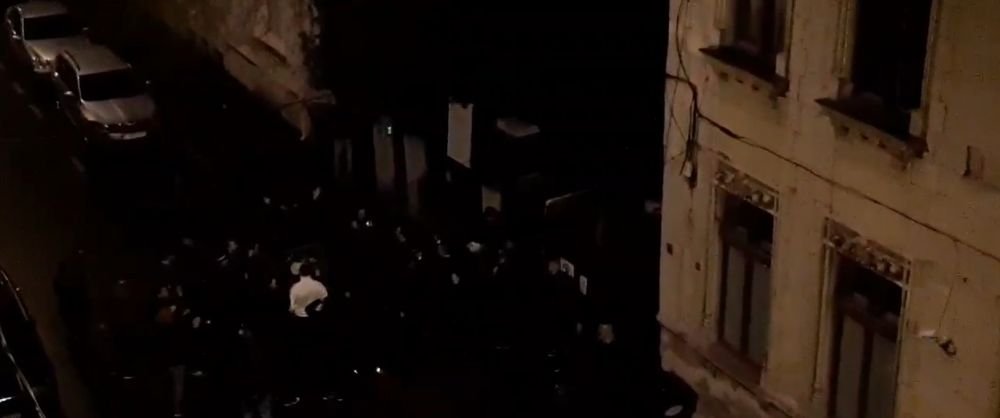 VIDEO SPECTACULOS | Fanii au facut SHOW in fata casei lui Mircea Rednic! Reactia antrenorului lui Dinamo: 