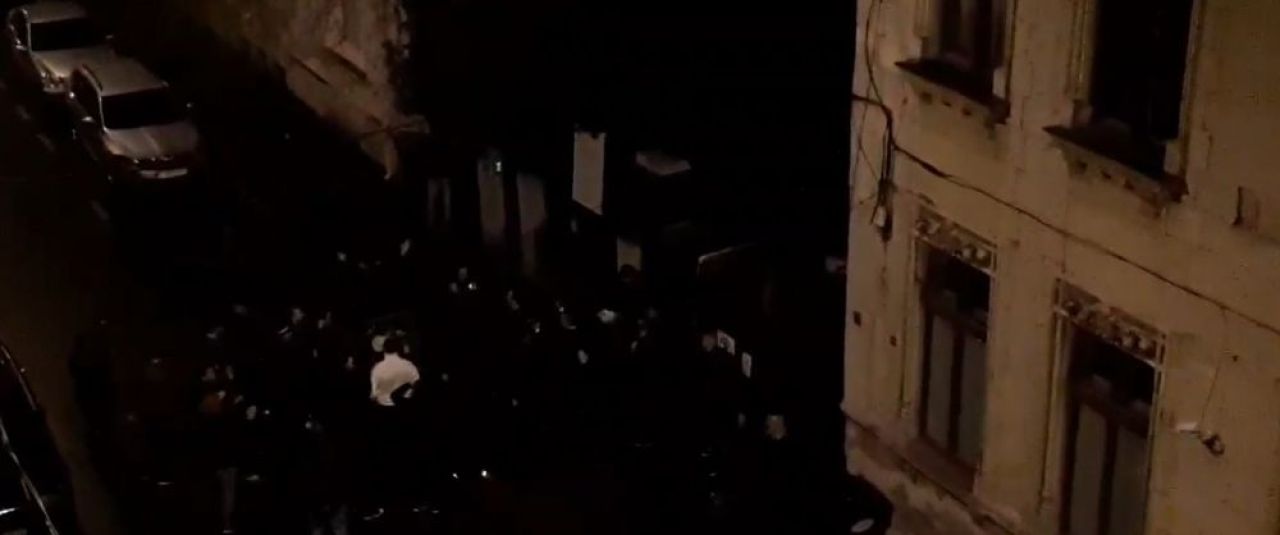 VIDEO SPECTACULOS | Fanii au facut SHOW in fata casei lui Mircea Rednic! Reactia antrenorului lui Dinamo: