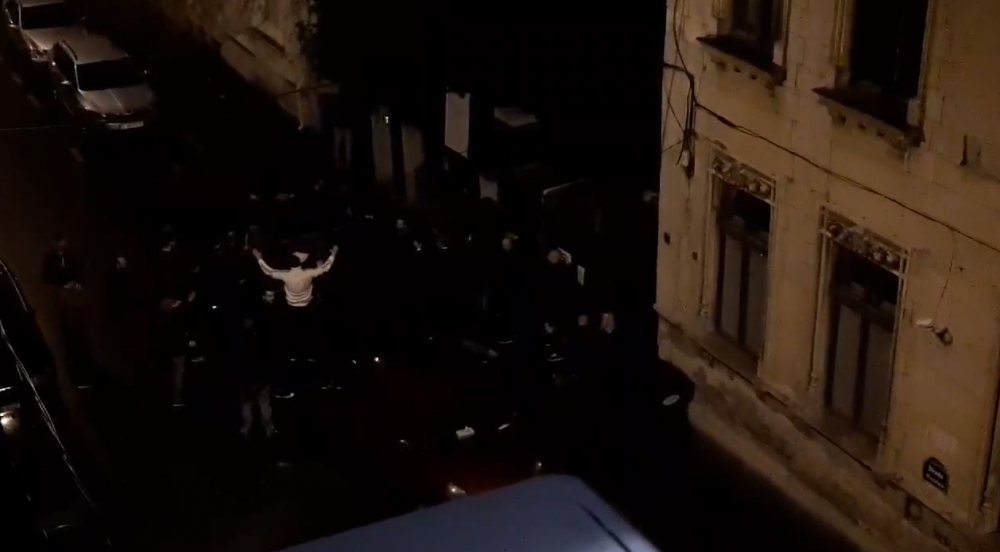 VIDEO SPECTACULOS | Fanii au facut SHOW in fata casei lui Mircea Rednic! Reactia antrenorului lui Dinamo: 