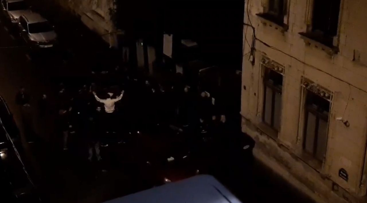 VIDEO SPECTACULOS | Fanii au facut SHOW in fata casei lui Mircea Rednic! Reactia antrenorului lui Dinamo: