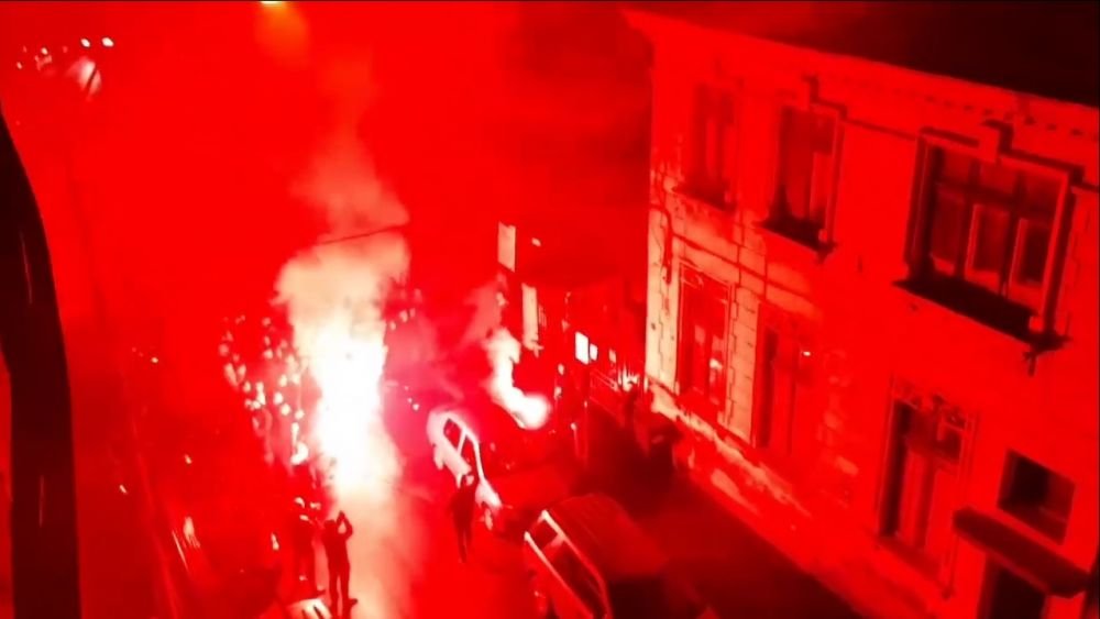 VIDEO SPECTACULOS | Fanii au facut SHOW in fata casei lui Mircea Rednic! Reactia antrenorului lui Dinamo: 