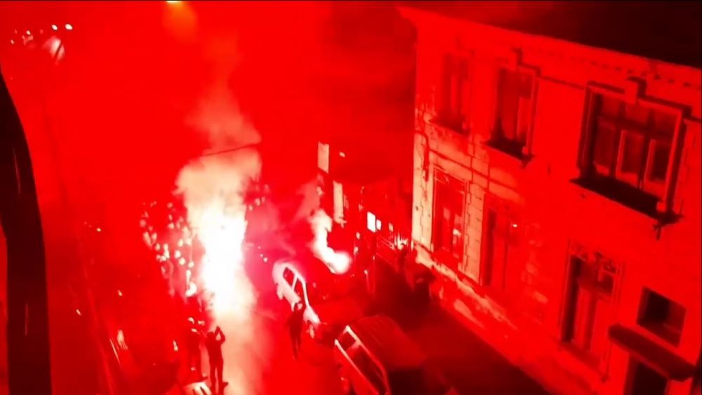 VIDEO SPECTACULOS | Fanii au facut SHOW in fata casei lui Mircea Rednic! Reactia antrenorului lui Dinamo: