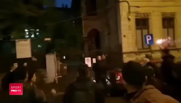 VIDEO SPECTACULOS | Fanii au facut SHOW in fata casei lui Mircea Rednic! Reactia antrenorului lui Dinamo: Cea mai frumoasa aniversare din viata mea!