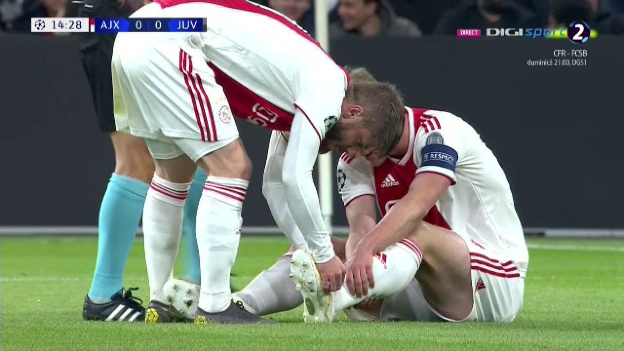 Imaginea serii in Champions League. Cel mai batran jucator al lui Ajax ii leaga sireturile celui mai tanar de pe teren. FOTO_1