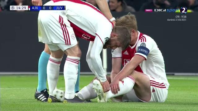 Imaginea serii in Champions League. Cel mai batran jucator al lui Ajax ii leaga sireturile celui mai tanar de pe teren. FOTO_2