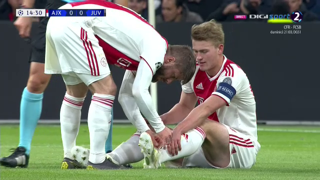 Imaginea serii in Champions League. Cel mai batran jucator al lui Ajax ii leaga sireturile celui mai tanar de pe teren. FOTO_3