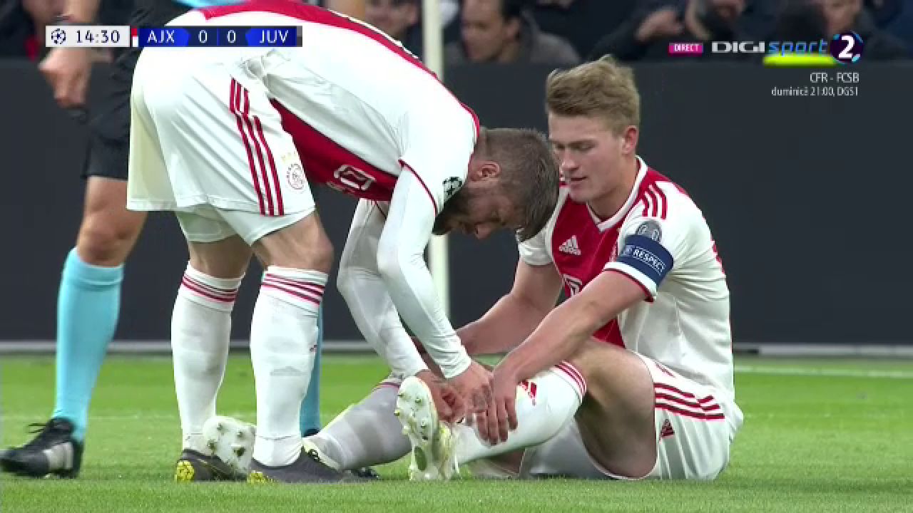 Imaginea serii in Champions League. Cel mai batran jucator al lui Ajax ii leaga sireturile celui mai tanar de pe teren. FOTO_3