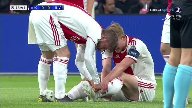 Imaginea serii in Champions League. Cel mai batran jucator al lui Ajax ii leaga sireturile celui mai tanar de pe teren. FOTO_4