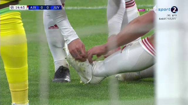 Imaginea serii in Champions League. Cel mai batran jucator al lui Ajax ii leaga sireturile celui mai tanar de pe teren. FOTO_5