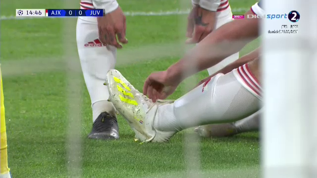 Imaginea serii in Champions League. Cel mai batran jucator al lui Ajax ii leaga sireturile celui mai tanar de pe teren. FOTO_6