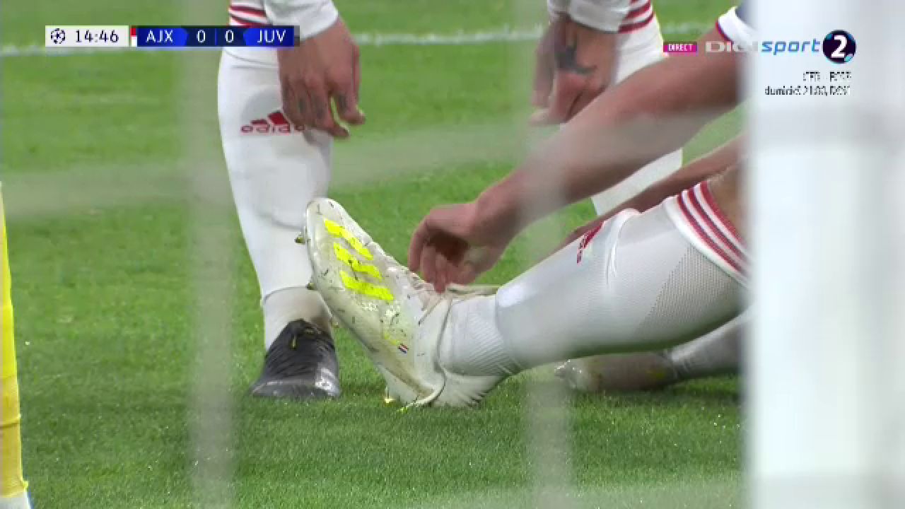 Imaginea serii in Champions League. Cel mai batran jucator al lui Ajax ii leaga sireturile celui mai tanar de pe teren. FOTO_6