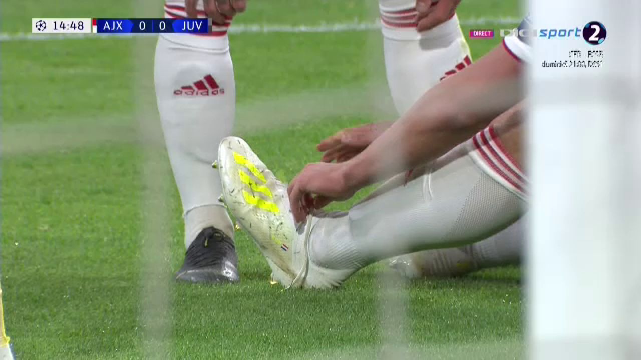 Imaginea serii in Champions League. Cel mai batran jucator al lui Ajax ii leaga sireturile celui mai tanar de pe teren. FOTO_7