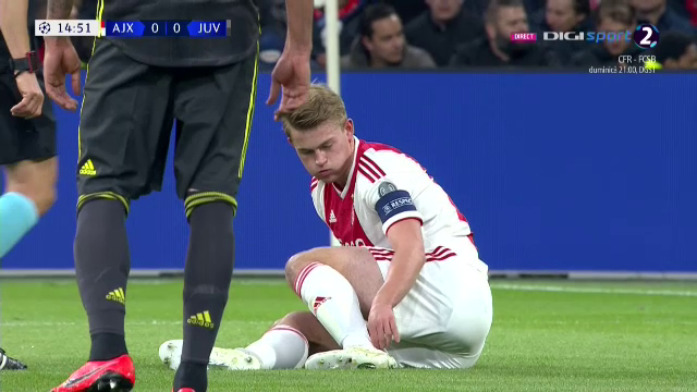 Imaginea serii in Champions League. Cel mai batran jucator al lui Ajax ii leaga sireturile celui mai tanar de pe teren. FOTO_8
