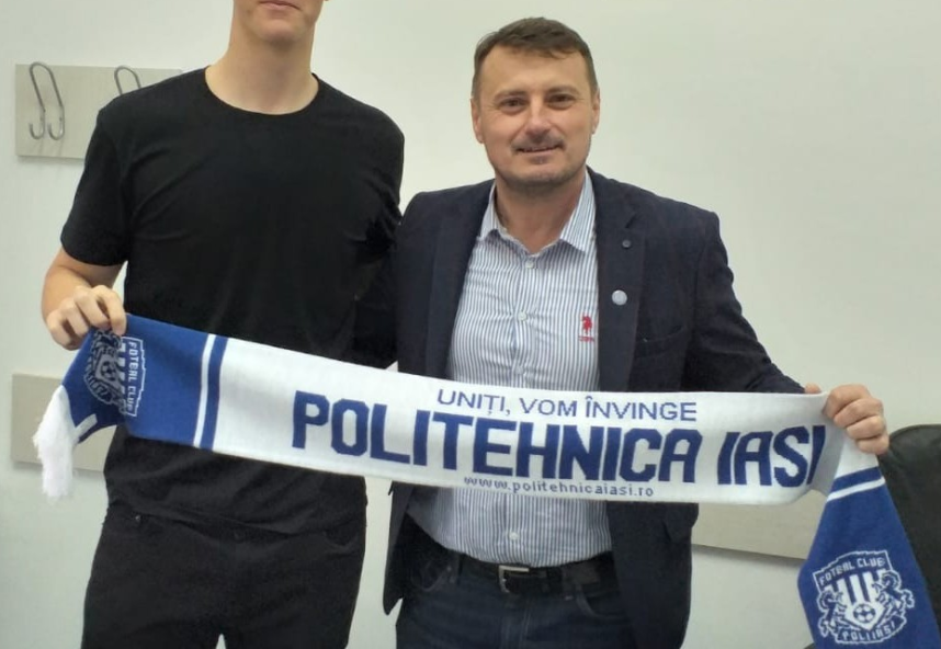 Poli Iasi tocmai a transferat cel mai inalt fotbalist din Liga I si l-a prezentat intr-un mod GENIAL! Jucatorul n-a incaput in poza :))_2