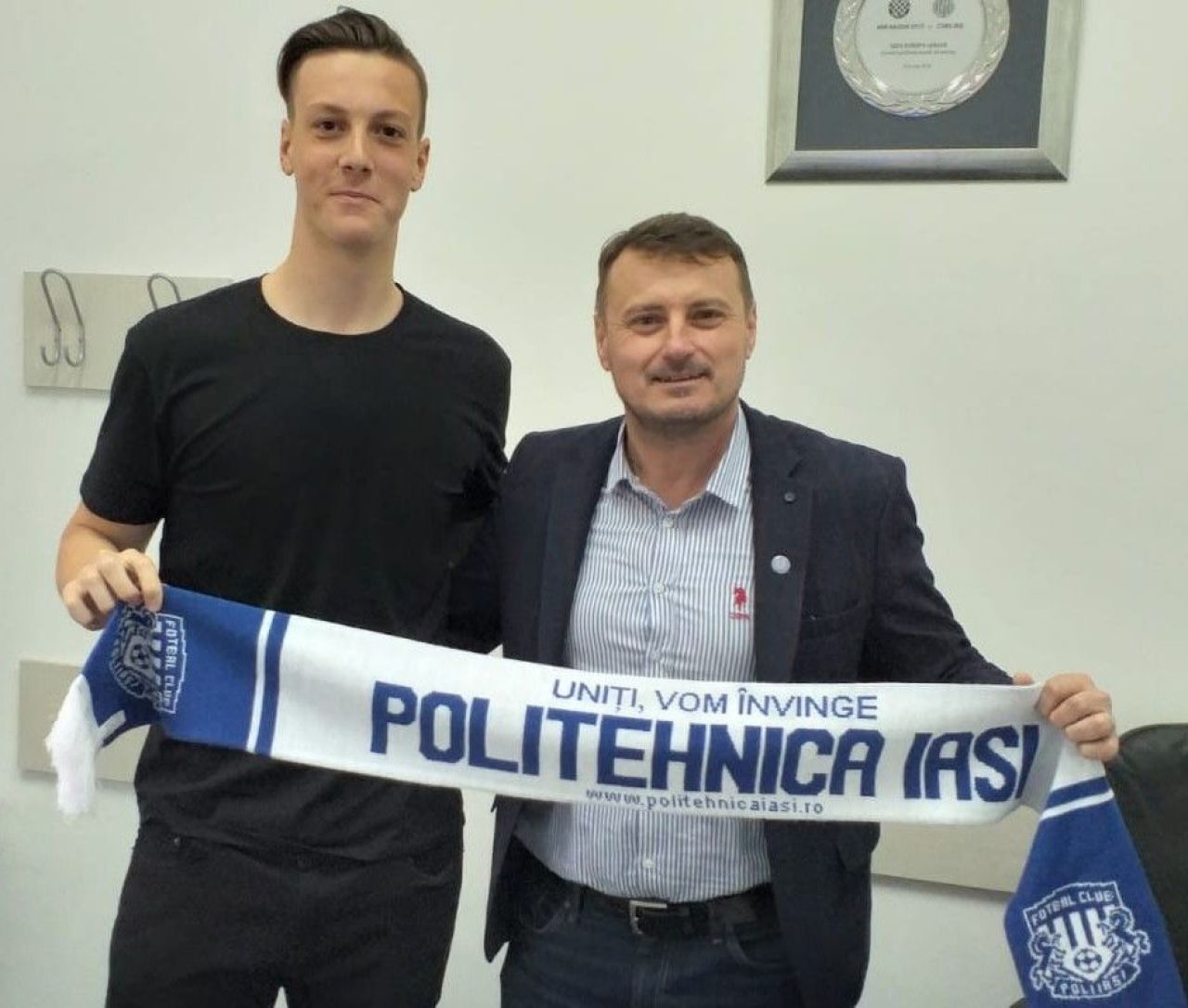 Poli Iasi tocmai a transferat cel mai inalt fotbalist din Liga I si l-a prezentat intr-un mod GENIAL! Jucatorul n-a incaput in poza :))_3