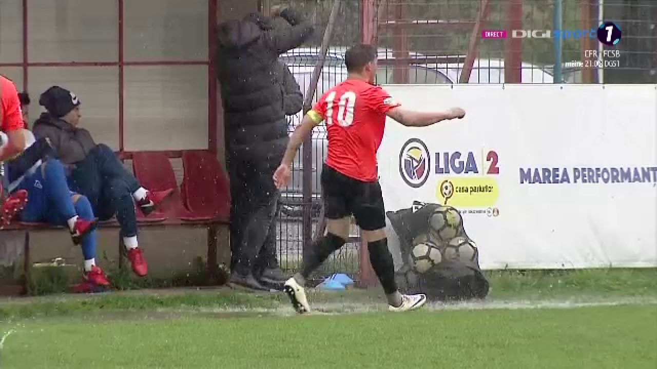 Moment incredibil pe mocirla in Liga a 2-a! Ce a patit Trica o secunda mai tarziu! FOTO_3