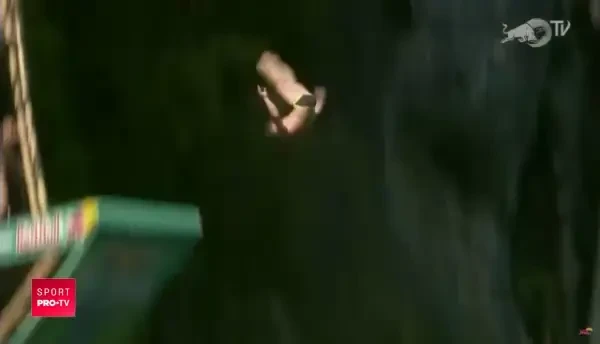 Cel mai curajos roman a reusit performanta carierei la sariturile in apa de la mare inaltime!